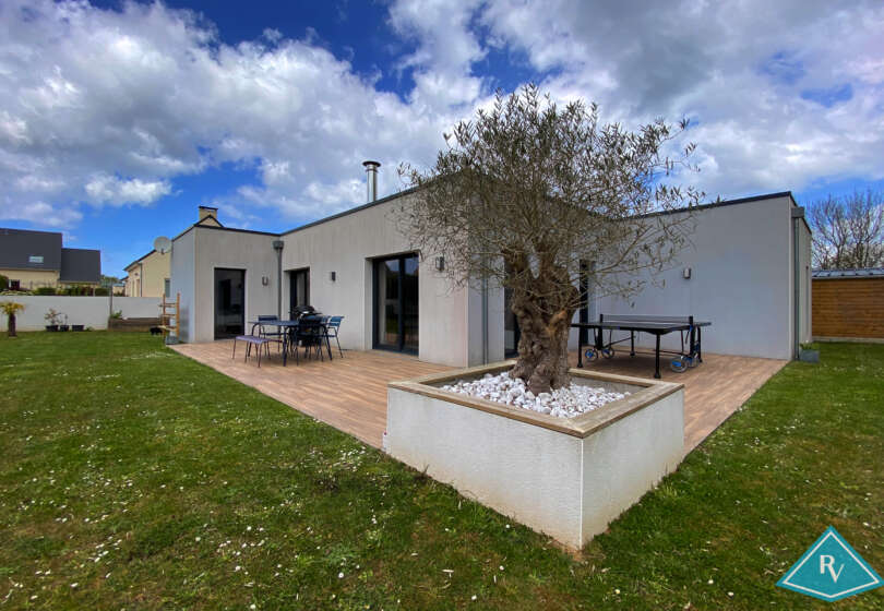 Belle maison cubique avec garage et jardin