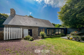 Maison en pierre avec jardin