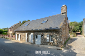 Maison en pierre avec jardin