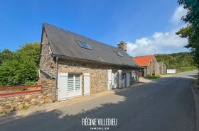 Maison en pierre avec jardin