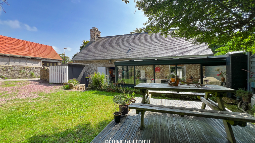 Maison en pierre avec jardin