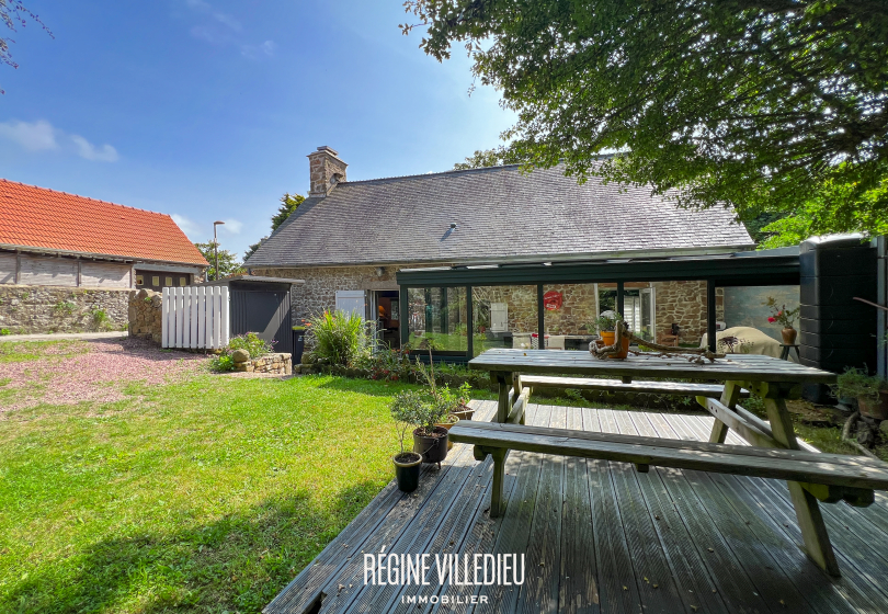 Maison en pierre avec jardin