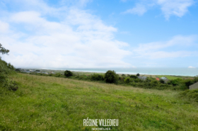 Grange et terrain avec vue mer