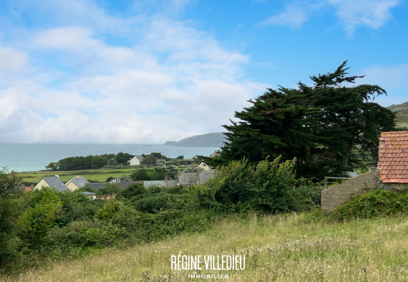 Grange et terrain avec vue mer