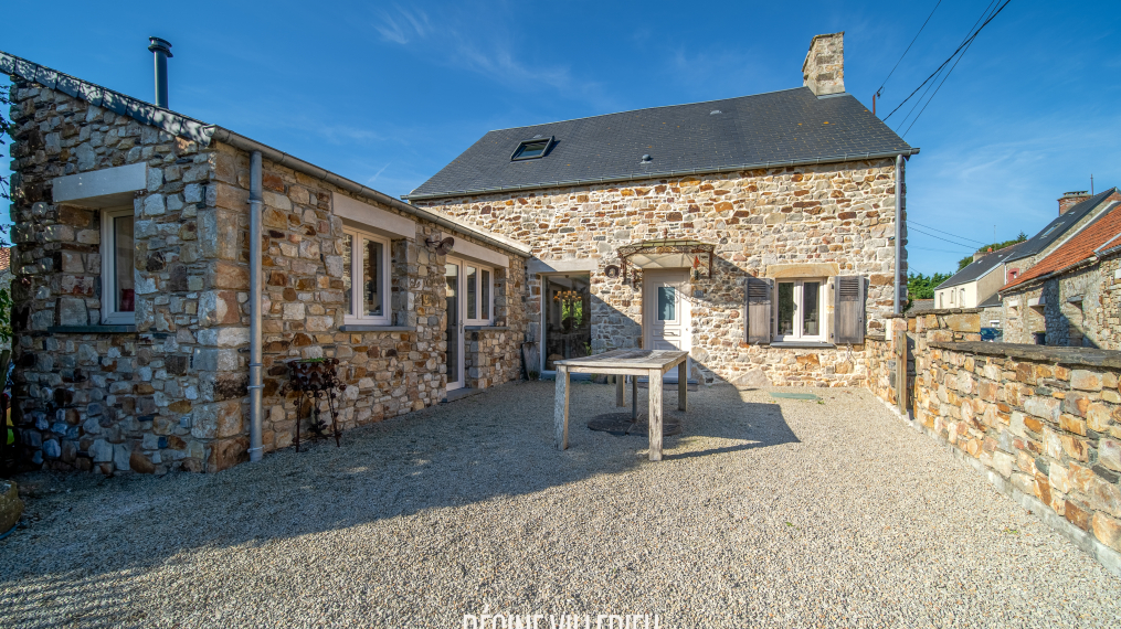 Belles maisons en pierre de pays avec jardin