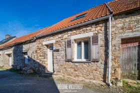 Belles maisons en pierre de pays avec jardin