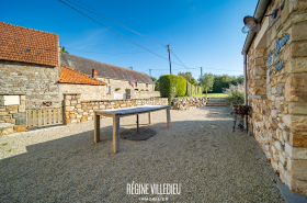 Belles maisons en pierre de pays avec jardin